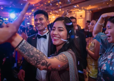 Personas bailando y celebrando en un evento social en interior con luces de fiesta